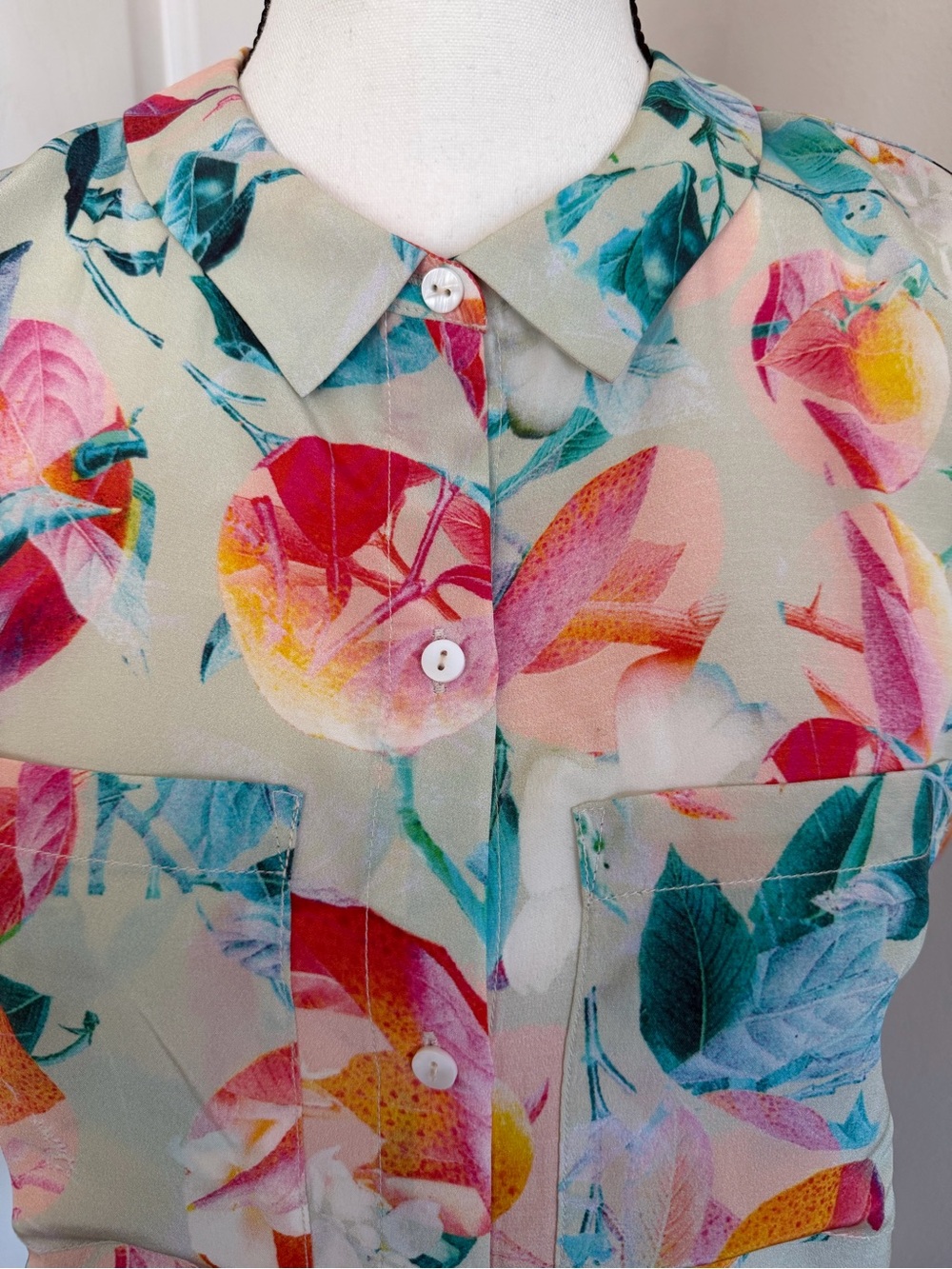 TOWNSEN NWOT Floral Cap-Sleeve Button-Down Blouse - Picture 2 of 8